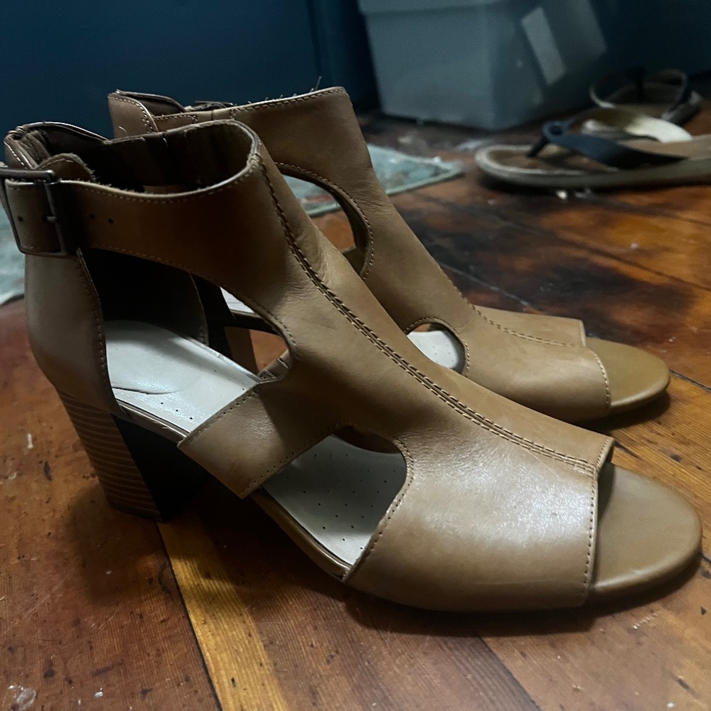 Light Brown Women’s Clarks Heeled Sandal size 9.5